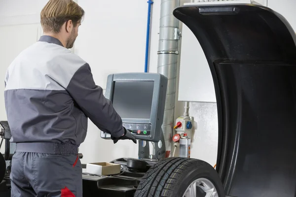 Meccanico operante in officina — Foto Stock