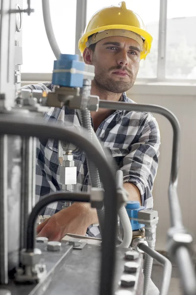 Arbetaren undersökande maskin — Stockfoto