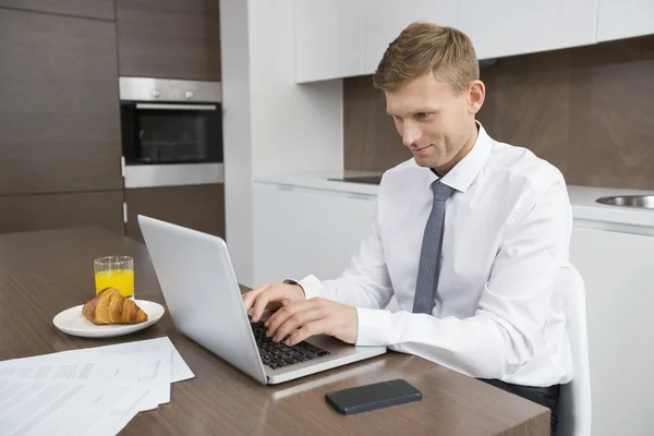 Affärsman med bärbar dator — Stockfoto