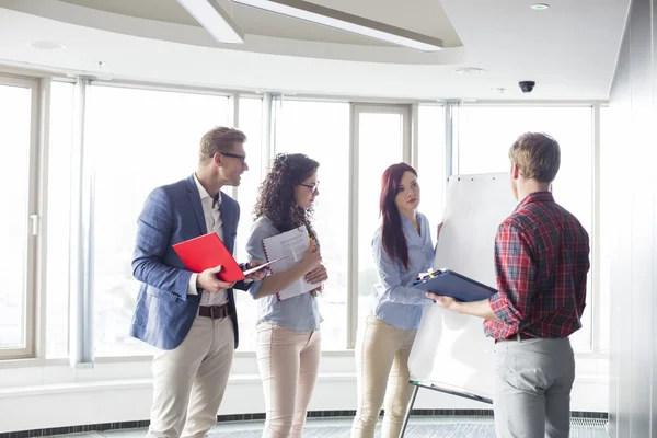 Businesswoman giving presentation — Stock Photo, Image