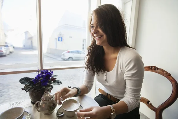 Mulher tomando café — Fotografia de Stock