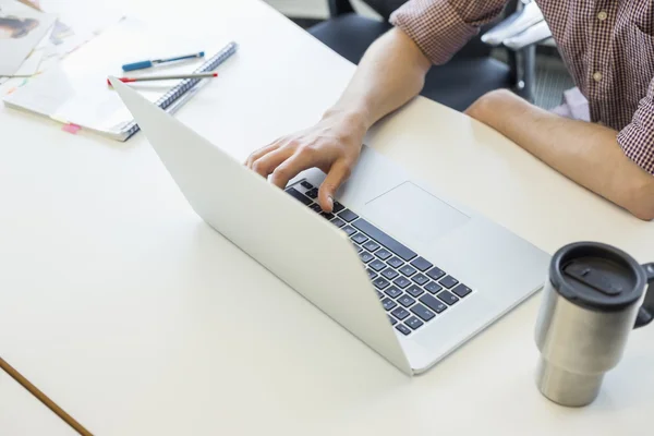 Uomo utilizzando il computer portatile — Foto Stock