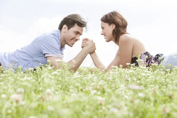 Couple arm wrestling — Stock Photo, Image