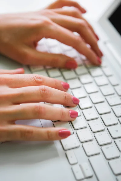 Geschäftsfrau mit Laptop — Stockfoto