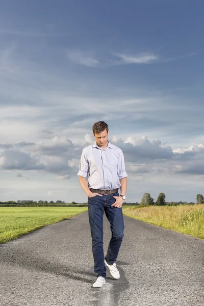 Man går på lantlig väg — Stockfoto