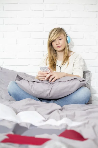 Girl listening to music — Stock Photo, Image