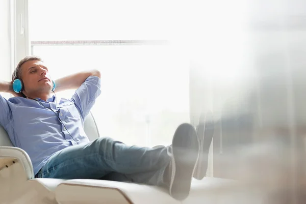 Middle-aged man listening to music — Stock Photo, Image