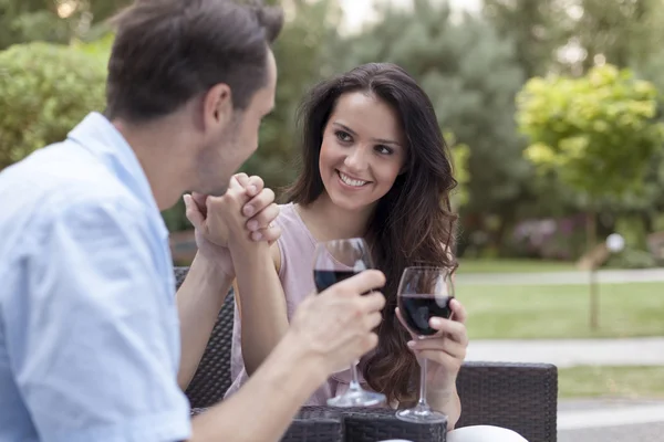 Couple having red wine in park — Stock Photo, Image