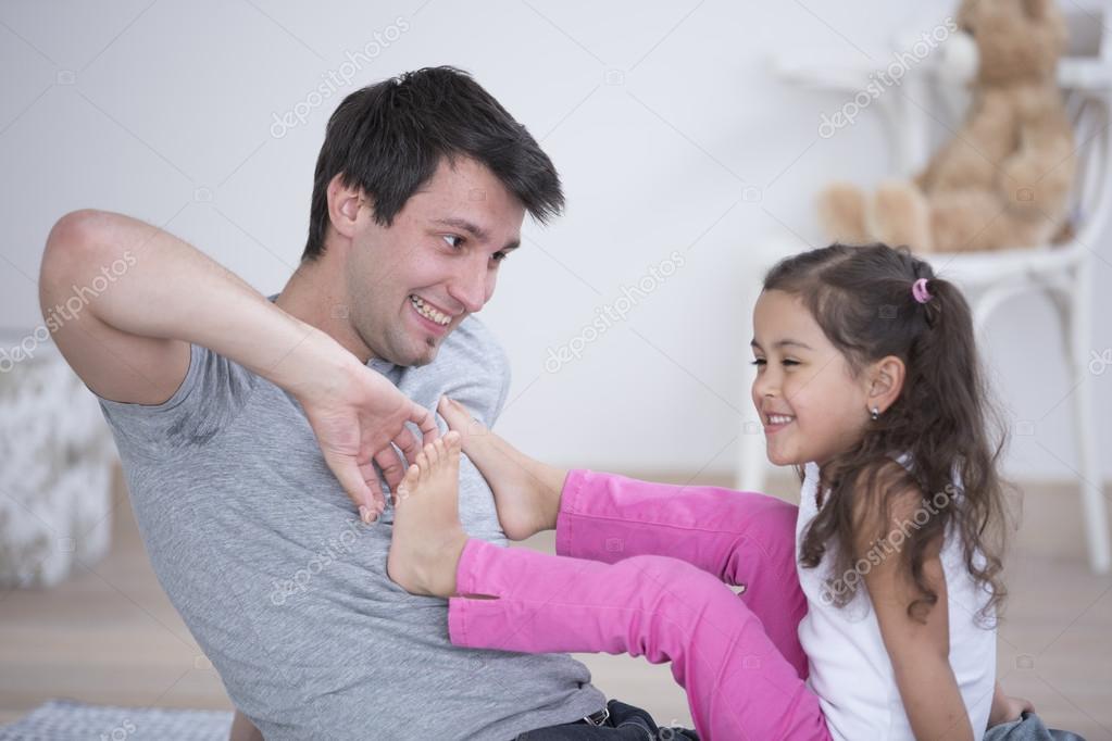 Мама просит полизать ее. Папа щекочет дочь. Девочку щекочут. Папа. Папа целует ноги дочери. Отец дочь feet.