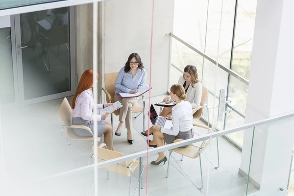 Mulheres de negócios discutindo no escritório — Fotografia de Stock