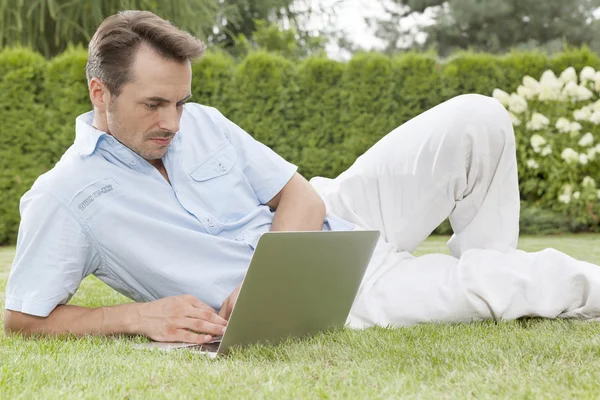 Uomo utilizzando il computer portatile — Foto Stock