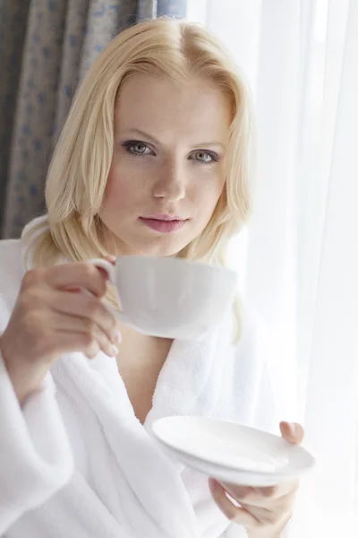 Mujer en albornoz bebiendo café — Foto de Stock