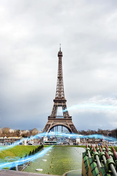Pruh světla proti Eiffelova věž — Stock fotografie