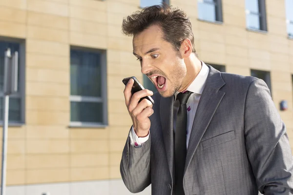 Zakenman schreeuwen op mobiele telefoon — Stockfoto