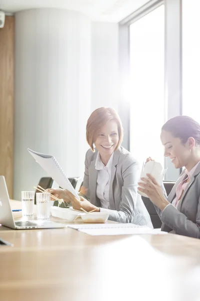 Businesswomen having lunch — Stock Photo, Image