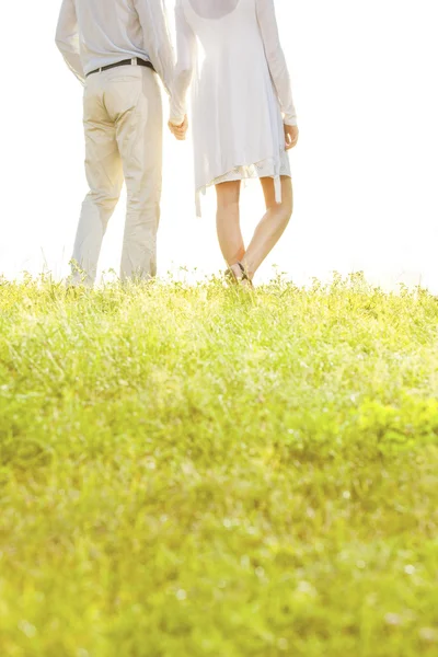 Pareja cogida de la mano — Foto de Stock