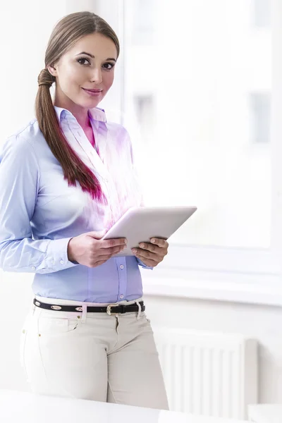 Zakenvrouw met behulp van tablet pc — Stockfoto