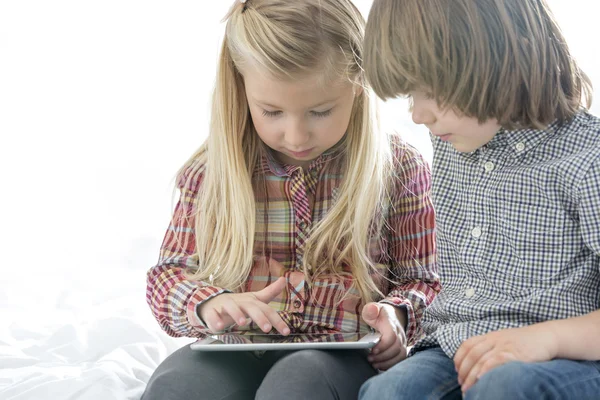 Bruder und Schwester mit Tablet-PC — Stockfoto