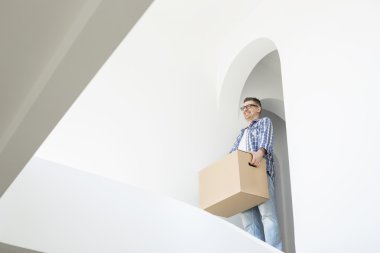 Karton kutu taşıyan adam.