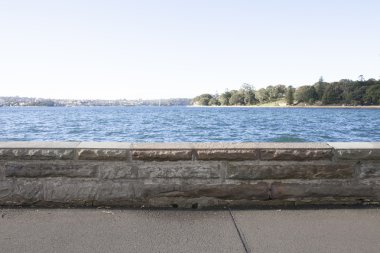 Kaldırım boyunca deniz