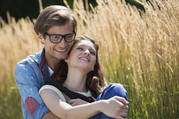 Casal relaxante no campo — Fotografia de Stock