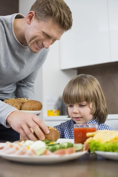 Portie maaltijd van vader op zoon — Stockfoto