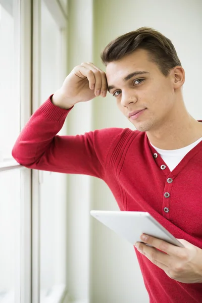 Affärsman hålla TabletPC — Stockfoto