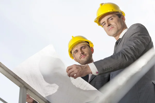 Affärsmän holding blueprint — Stockfoto