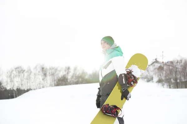 Hombre con snowboard walkin — Foto de Stock