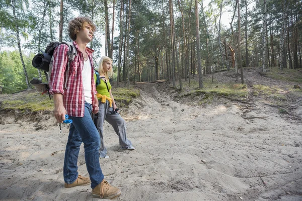 Wanderpaar spaziert im Wald — Stockfoto