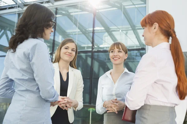 Donne d'affari che parlano in ufficio — Foto Stock