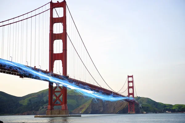 Smuga światła przechodzącego przez most Golden Gate — Zdjęcie stockowe