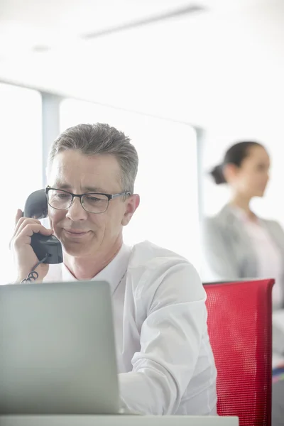 Business man talking on telephone — стоковое фото