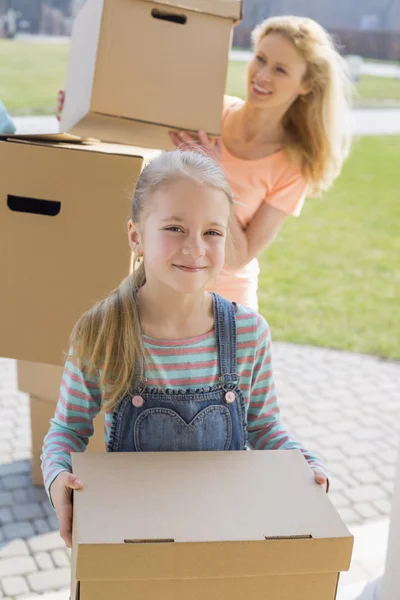 Mor och dotter flyttar in i nytt hus — Stockfoto