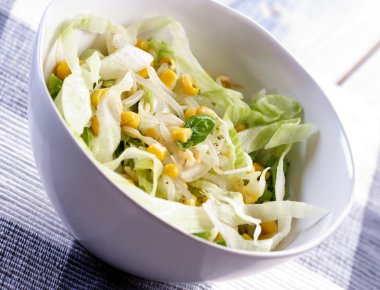 Taze bahar salatası