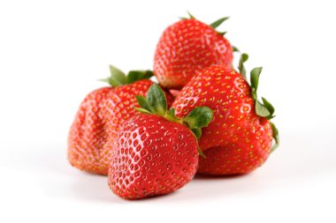 Taze olgun çilekler.