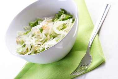 Taze salata filizi ile