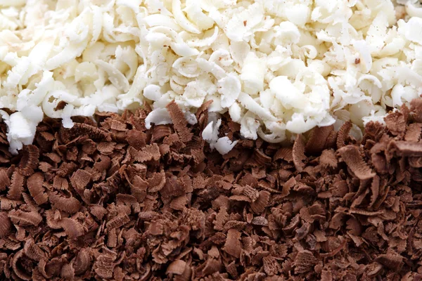 Bílé a hnědé čokoládové hobliny — Stock fotografie