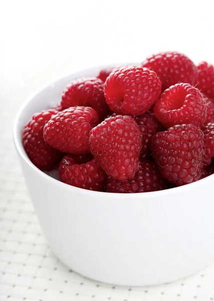 Frambuesas en taza blanca — Foto de Stock