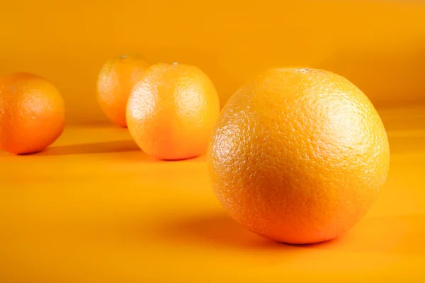Naranjas sobre fondo naranja —  Fotos de Stock