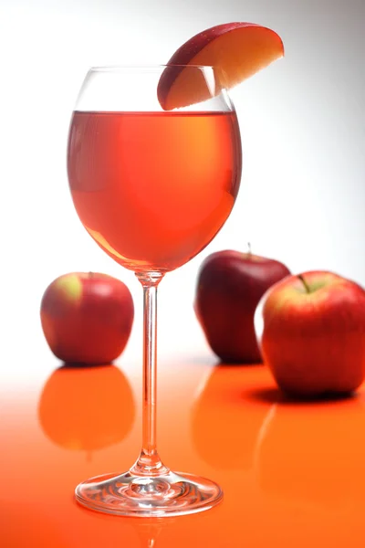 Bebida em vidro e maçãs — Fotografia de Stock