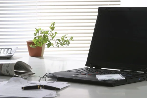 Biurko z nowoczesny laptop — Zdjęcie stockowe