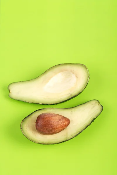 Aguacate fresco cortado — Foto de Stock