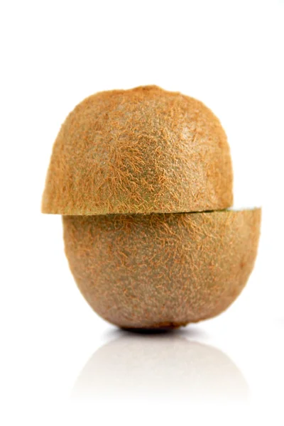 Verse gehalveerde kiwi — Stockfoto