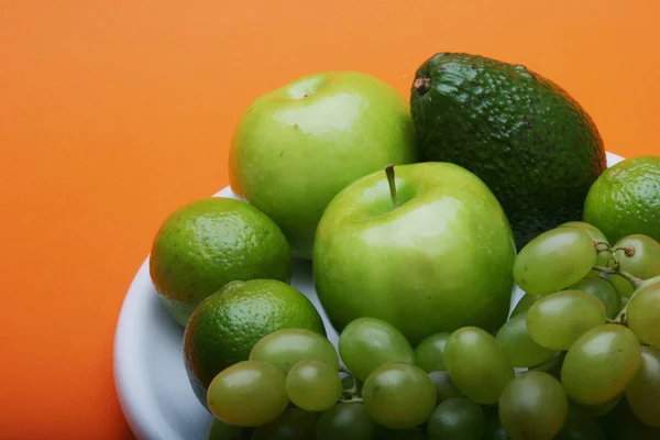 Fruta exótica en plato blanco — Foto de Stock