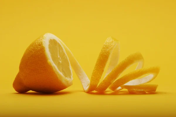 Свежий спелый лимон — стоковое фото