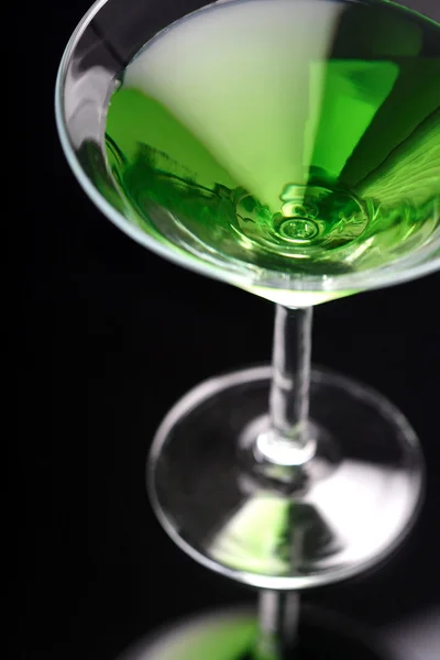 Trinken im Martini-Glas — Stockfoto