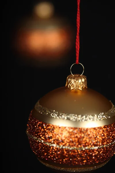 Golden Christmass bauble — Fotografie, imagine de stoc