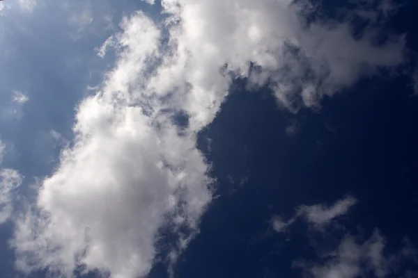 Nuages sur ciel bleu — Photo