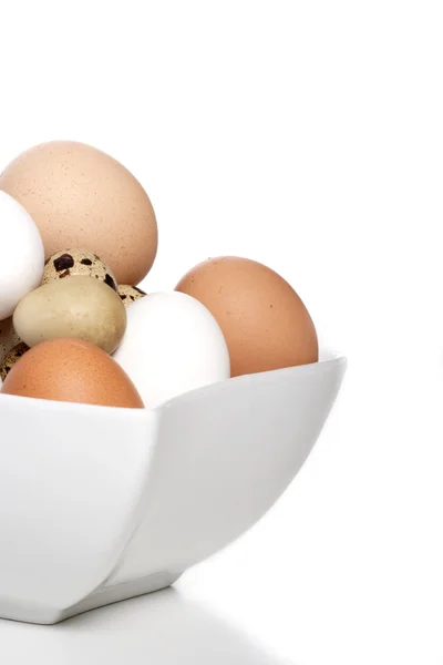 Свежие яйца в миске — стоковое фото